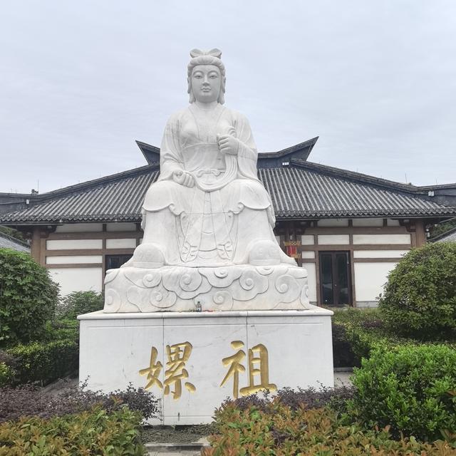 西平县蚕神嫘祖雕像与河洛古国牙雕家蚕，共证河南是养蚕漅丝源头