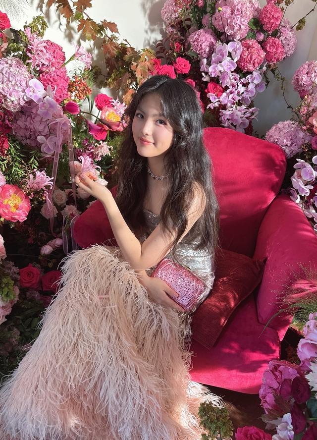李湘王诗龄出席伦敦大秀，母女俩身宽体胖的，李湘大象腿更圆润了