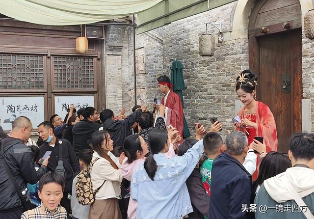 走进郑州中牟建业电影小镇，看各种特色表演，还能参与互动项目。