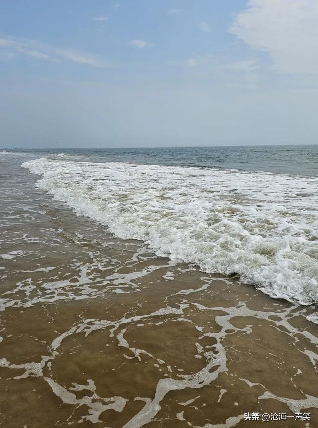 听，海的声音，是汹涌澎湃，是波涛滚滚，是风平浪静，是海风徐徐