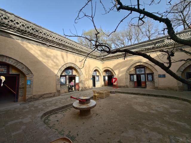 地下四合院，闻声不见人：探访陕州地坑院千年穴居传奇