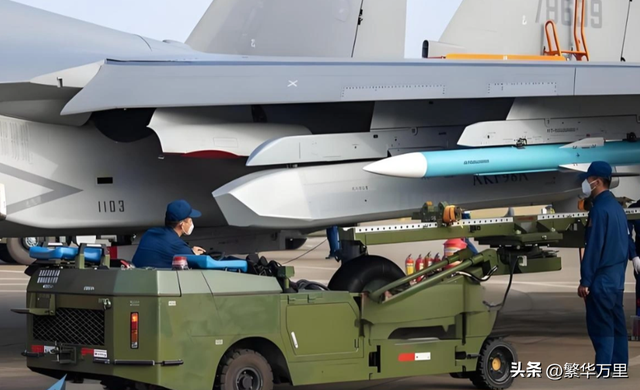 金正恩称赞朝鲜女飞行员是巾帼英雄