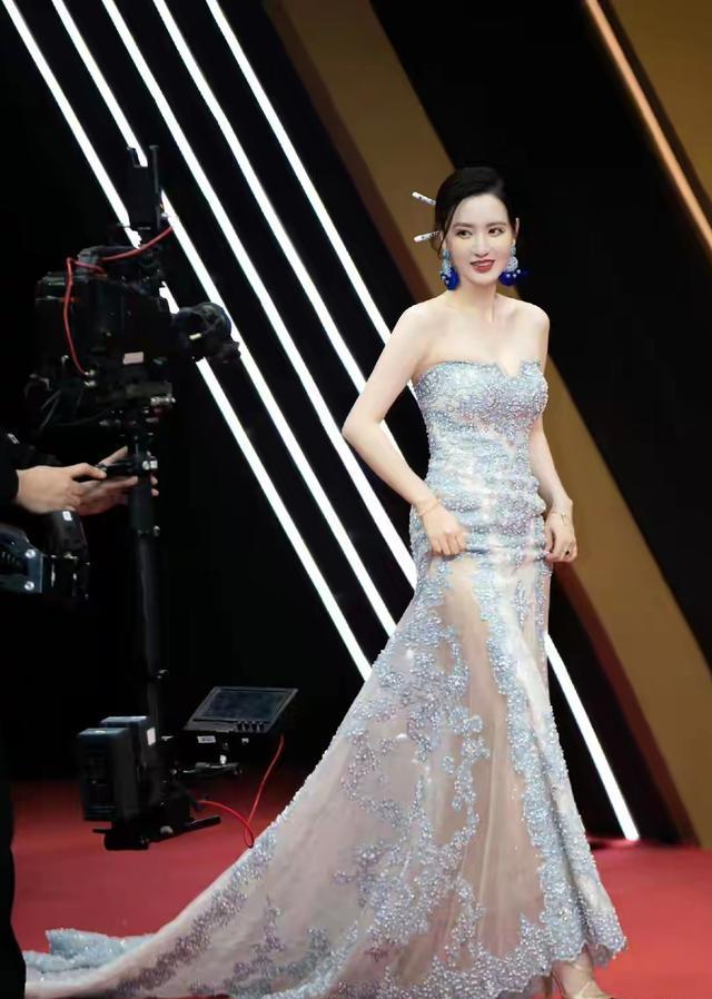 张萌 ，胸腰比太逆天了，抹胸造型性感妖娆，网友：太火辣了！