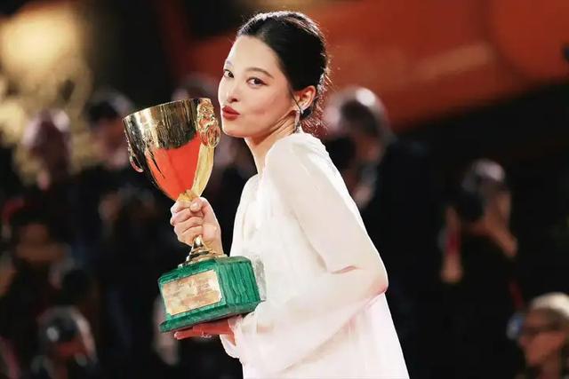 辛芷蕾接棒威尼斯影后，盘点银幕蜕变史，获奖背后有隐情？