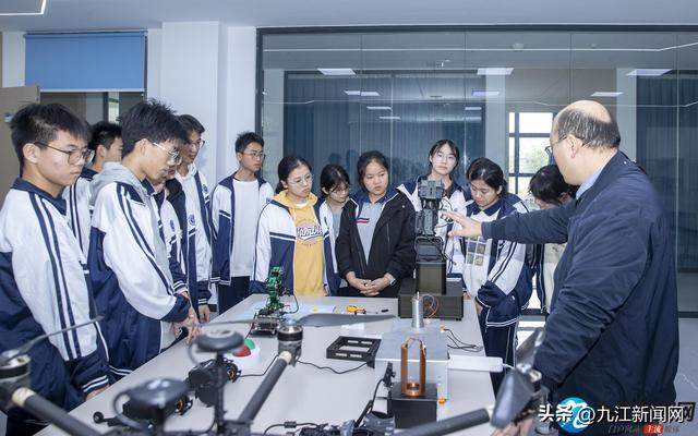 科技研学之旅 点燃青少年科学梦