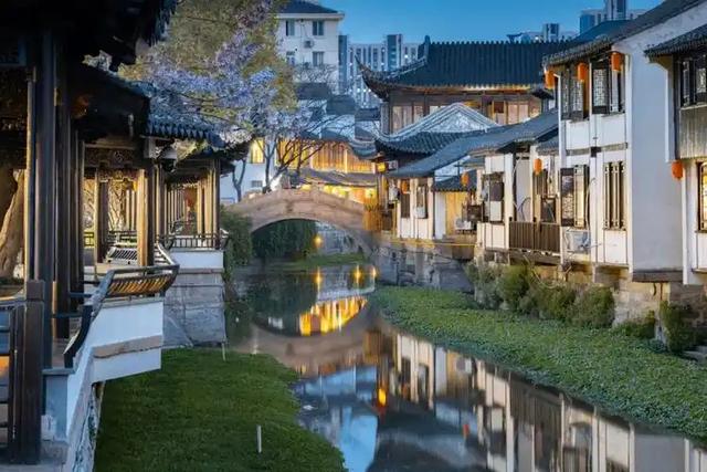 从周庄到剑川:游客为啥逃离热门古镇?商业化的高级玩法找到了