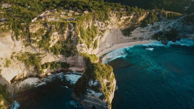 巴厘岛度假村上新！以魔鬼鱼为灵感的竹构建筑漂浮海天之间