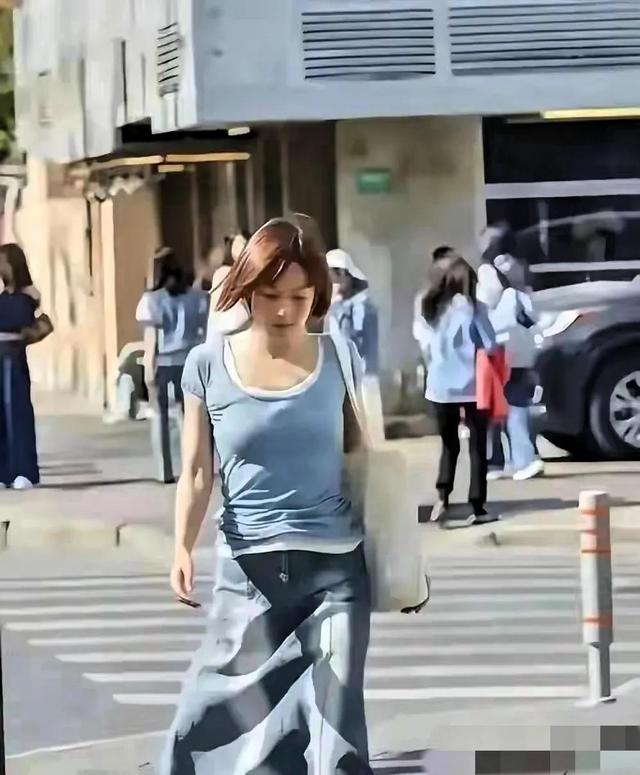 马伊琍亮相上海街道，才50岁看起来像老阿姨 细瞧气质状态依旧在线