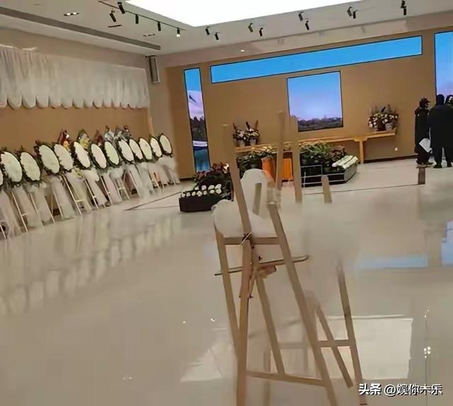 何晴告别式低调举行，许亚军带儿子现身双眼通红，两鬓斑白显憔悴