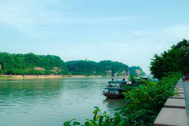 我是香港人，刚从乐山回，实在忍不住想说：乐山给我的三点印象