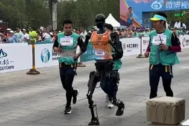 全球首个机器人马拉松：天工夺冠、宇树缺席、随机上演“身残志坚”图片