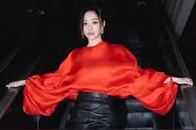 张靓颖肉色丝袜搭配黑色皮裙，高跟鞋不好看图片