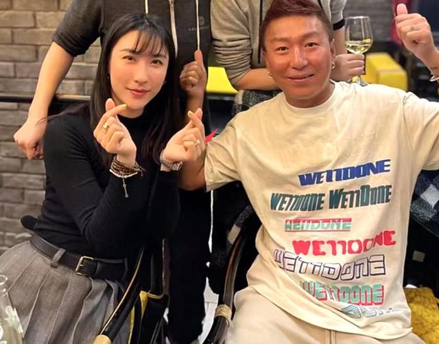 白百何前夫约会被拍，陈羽凡都50了依旧是潮男，女友像黏人小媳妇