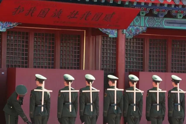 阅兵结束10天，“最帅升旗手”张自轩被骂10天！如今他后悔了吗?