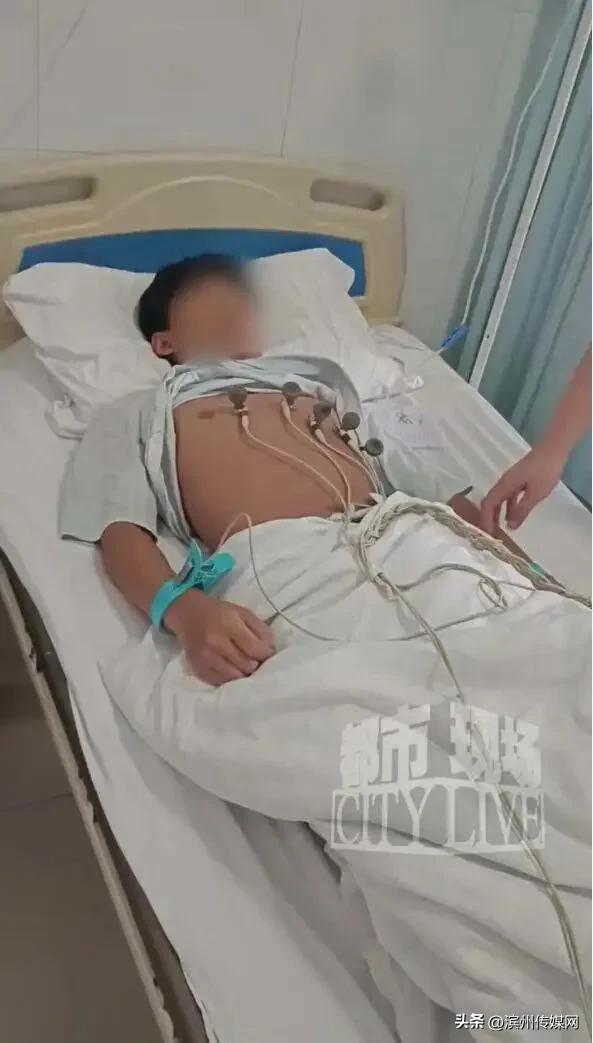 安阳一高中生在厕所遭同学殴打，称口中被塞污秽厕纸塞，对方：没有先动手，不属校园暴力