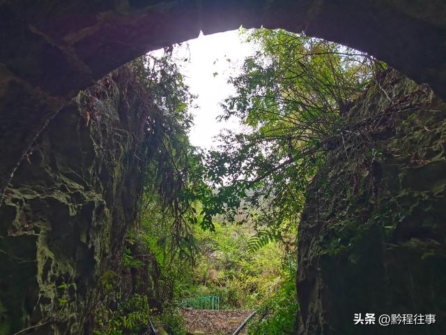 探险贵州深山原始溶洞，遇见一个躲匪洞、一座红军坟