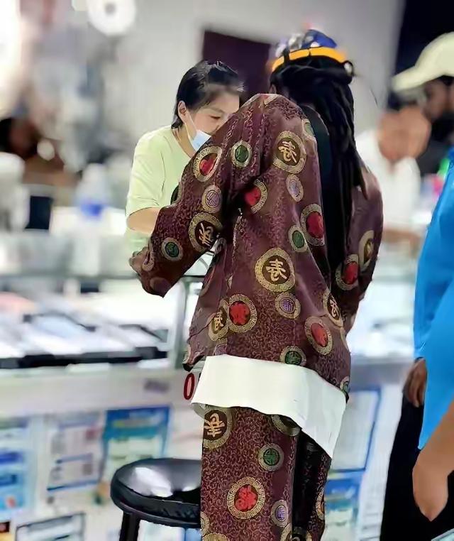 笑不活了！江苏一寿衣店被外国人疯狂抢购，原因竟是商店招牌
