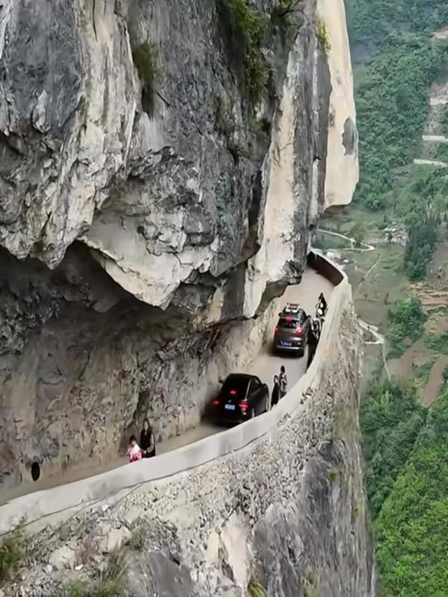 悬崖上“抠”出的生命之路！村民徒手凿山，如今成自驾天花板！