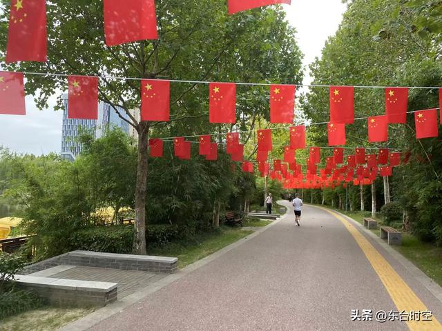 国庆节期间，东台市人民公园节日氛围浓