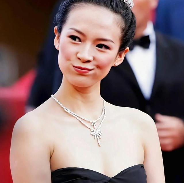 姜还是老的辣	，46岁章子怡再次官宣喜讯，成了汪峰高攀不起的模样