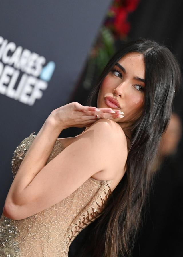 人鱼骨是她的盔甲！麦迪逊·比尔的礼服，藏着多少女性力量密码？