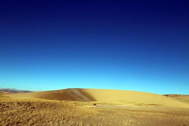 沙漠与湖泊相拥！西藏这片五彩沙丘美到犯规