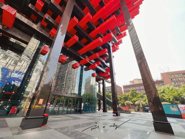 重庆市中心竟藏着一栋“筷子怪楼”？外形太吸睛，已成网红打卡点