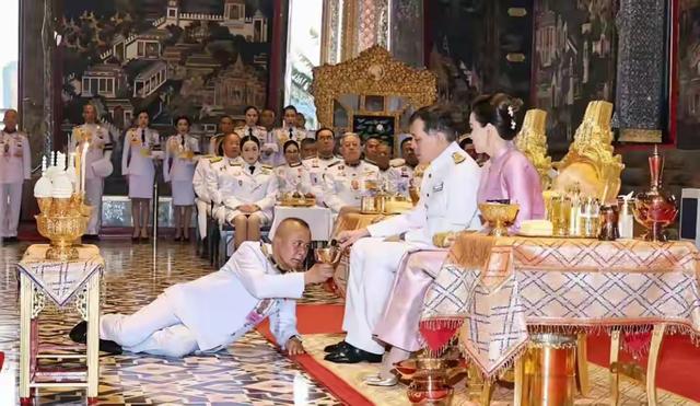 真不可思议！泰国国王在灵光寺拜佛，面对高僧，是真跪啊！