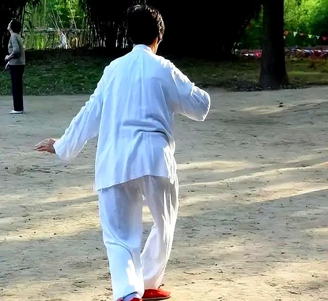 太极猫行步总踩重？3步核心+3细节，走得轻又稳