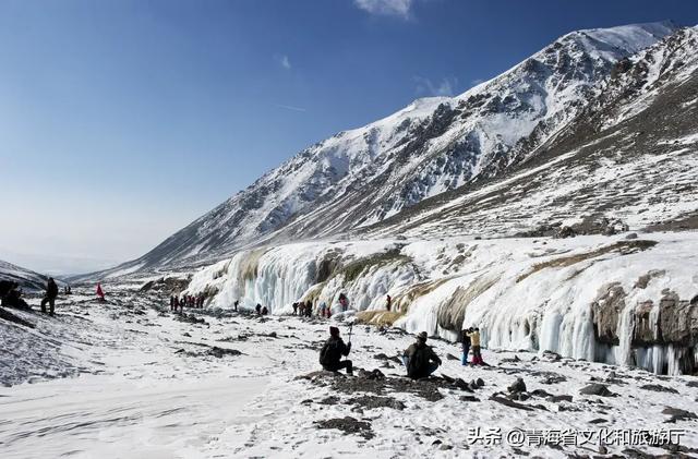 青海的冬天有多美?风裹着雪吻过河流,阳光在雪山尖写满温柔