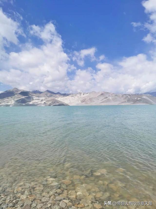 帕米尔高原上的雪峰平湖风光