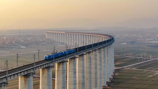 全球首次！中国3.5万吨重载群组列车，连接不用挂钩靠信号？