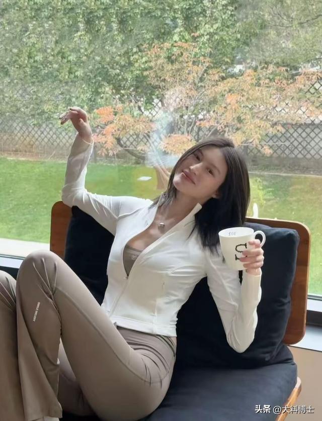 陈伟霆爱人北京豪宅晒照，何穗产后腰细身瘦，陈妈妈来京看孙子