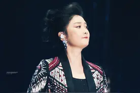 凤凰传奇演唱会遇暴雨，网友：这雨下得比依萍找她爸那天还大！图片