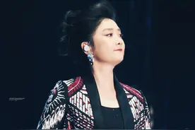凤凰传奇演唱会遇暴雨，网友：这雨下得比依萍找她爸那天还大！图片