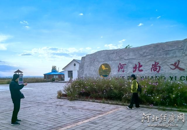 张家口察汗淖尔湿地再现“红海滩”美景