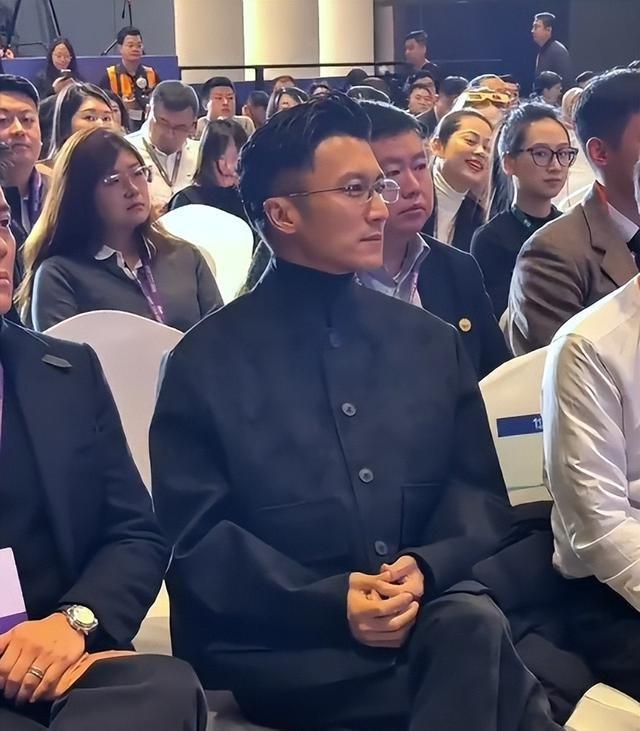 何超琼现身经济论坛，皮松肉垮不敢认，郭晶晶富态霍启刚好娇羞