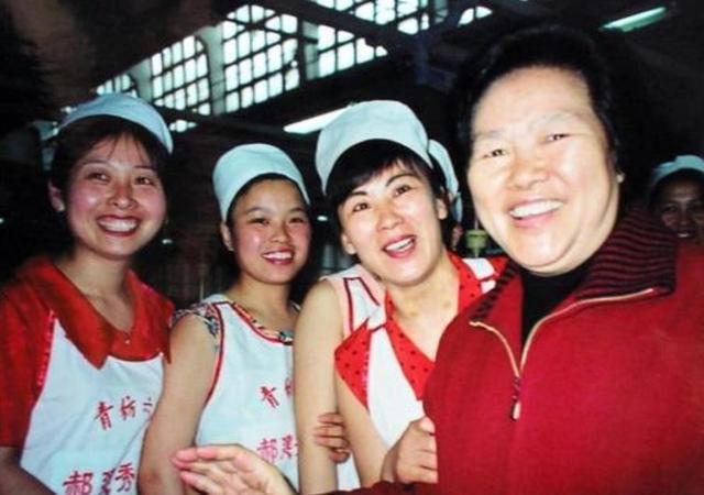 她纺织工人出身，1982年副国级，1987年正部级，2003年再次副国级
