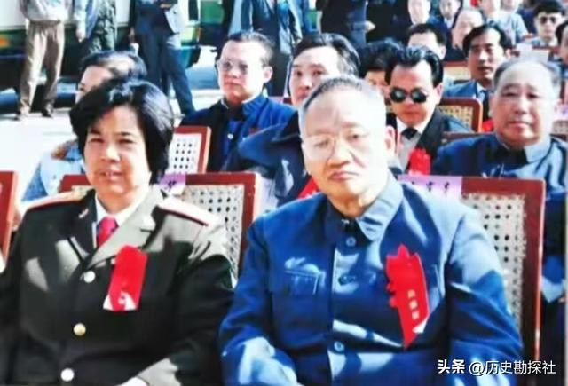 毛岸青81岁生日时的全家福，两个妹妹前来贺寿，儿媳刘滨体贴蹲着