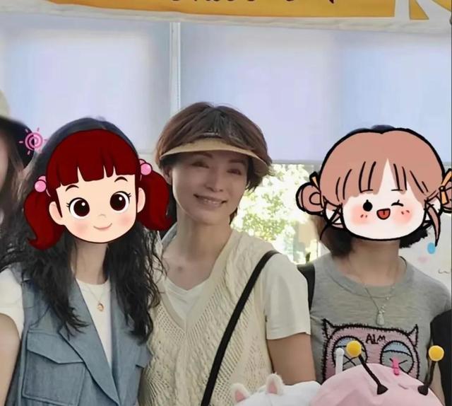 董卿与儿子现身南通，体态不错气色好，一点不像奔五的人