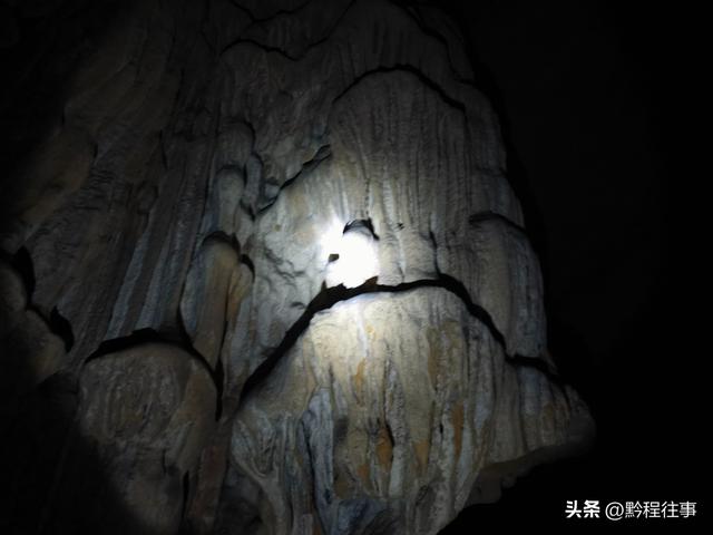 偏远乡野中寻找一个古寺遗址，探险一个深邃溶洞