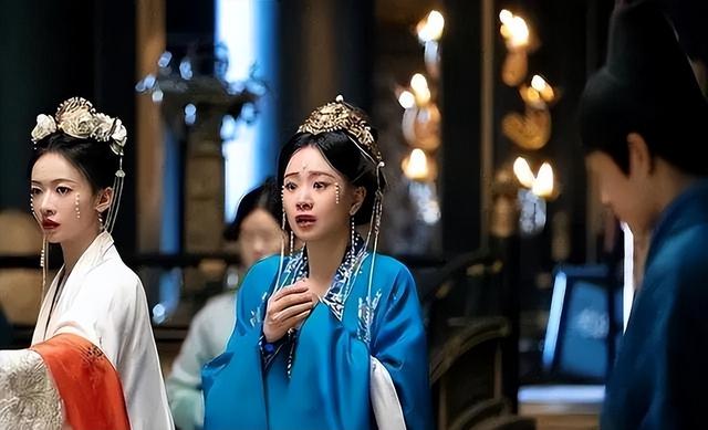 这跟不穿有啥区别？32岁李梦真空上阵，几乎全裸，简直太大胆