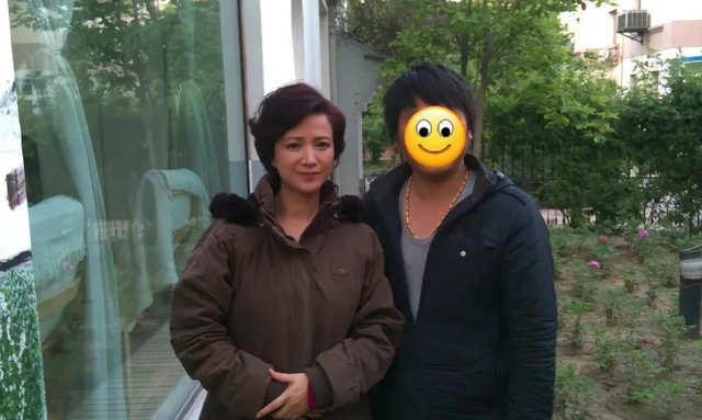 再见！何晴！许亚军疑现身告别现场，憔悴白发认不出，儿子两眼红