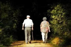 “老人归去，早有暗示”，老人出现这5个举动，子女要留意！图片