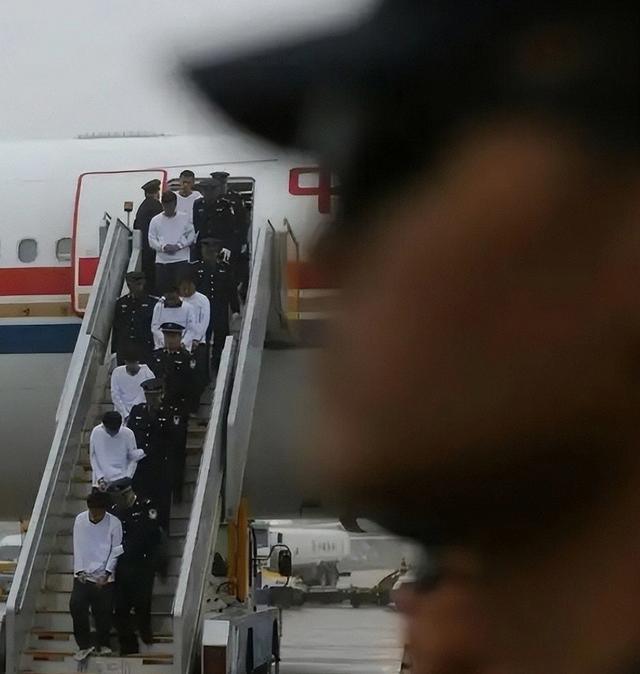 又揪出一个大贪 金额高达9点7亿 首富夫人郝斌跨境逃亡失败