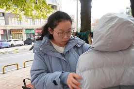 新衣服洗后出现褶皱 顾客质疑洗衣店操作不规范图片