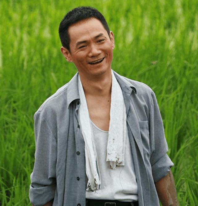 15年前，在妻子葬礼上哭到昏过去的果靖霖，如今过得怎么样了？