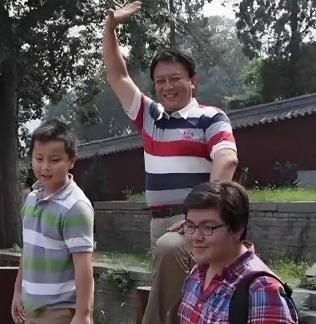 善恶终有报！73岁唐国强疯狂捞金有目的，两个残疾儿子遭“反噬”