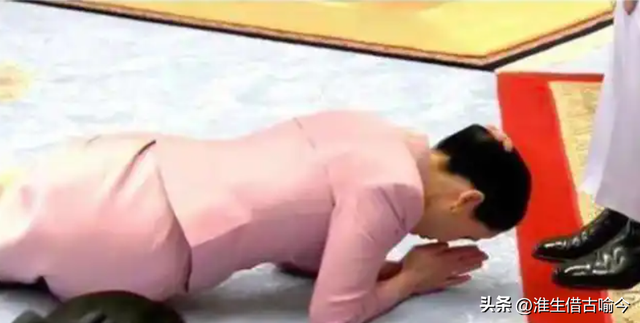 47岁苏提达出席活动太张扬，72岁泰王玛哈瞪着她，让她别抢风头