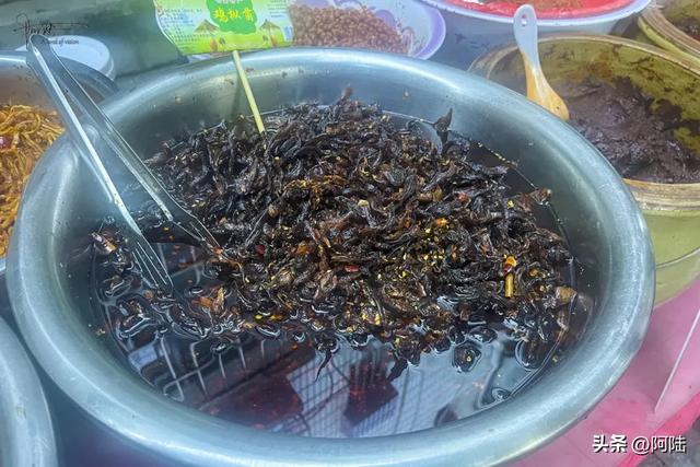 傍晚偶遇社区边的小小美食街，好几个摊位前都排着长队